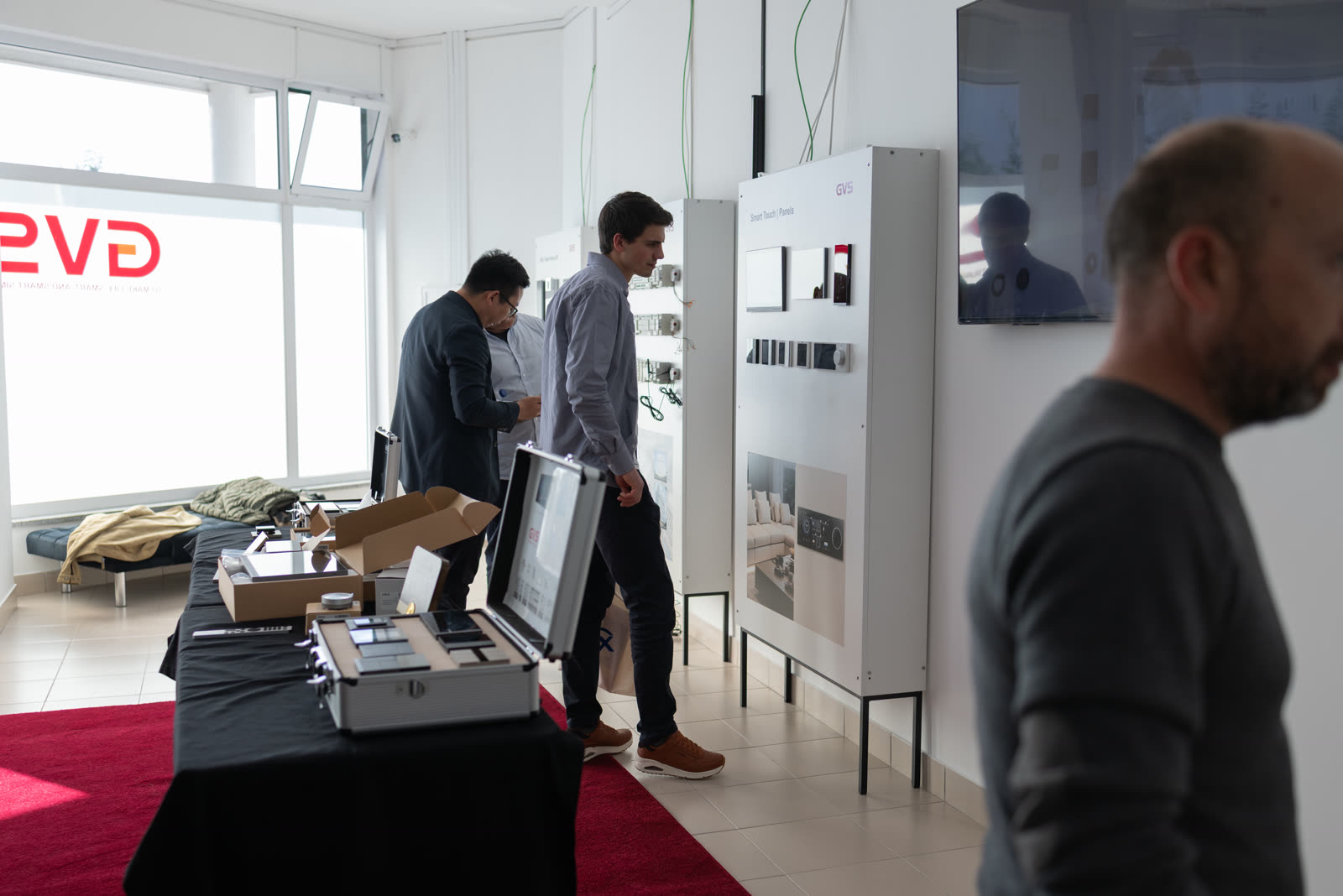 Equipo GVS en el showroom — paneles Smart Touch y demostración en vivo