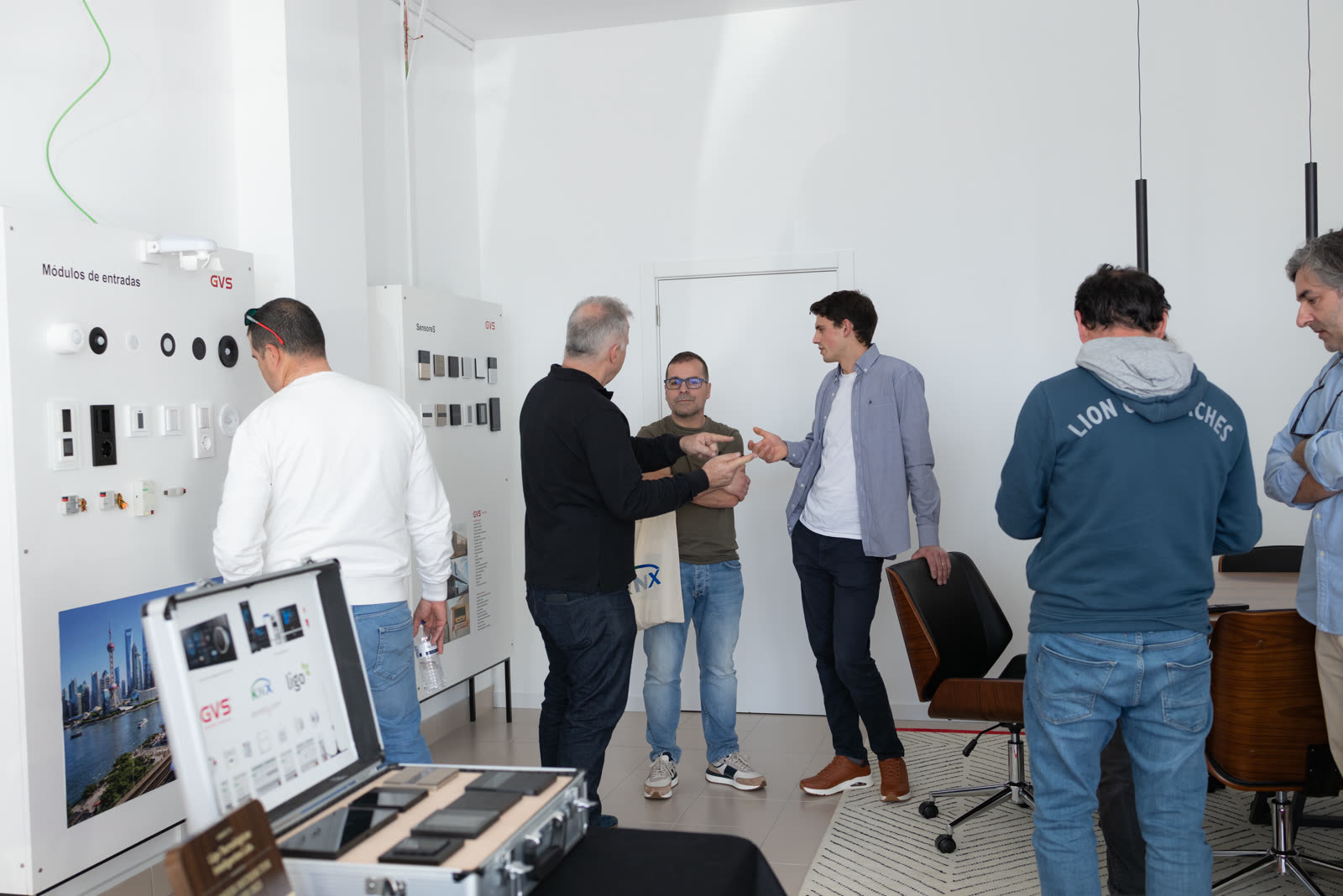Visita técnica al showroom — módulos de entradas y sensores GVS