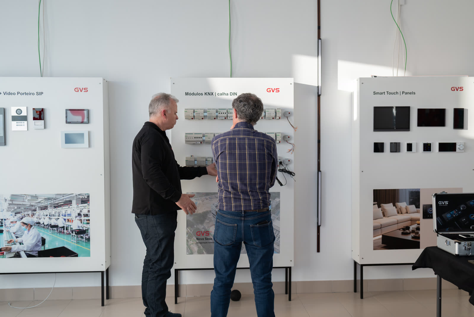 Paneles de módulos KNX en carril DIN y Smart Touch en el showroom GVS